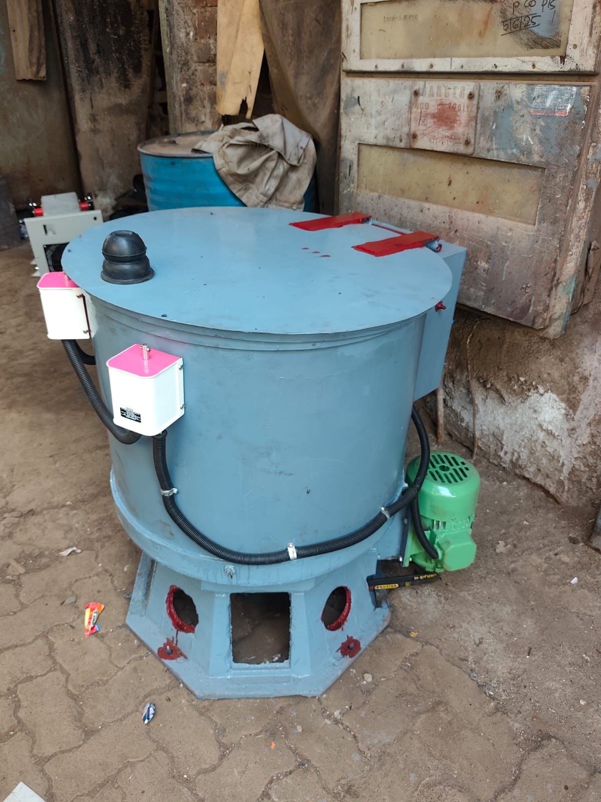 Electroplating centrifugal dryer for drying plated components after metal finishing